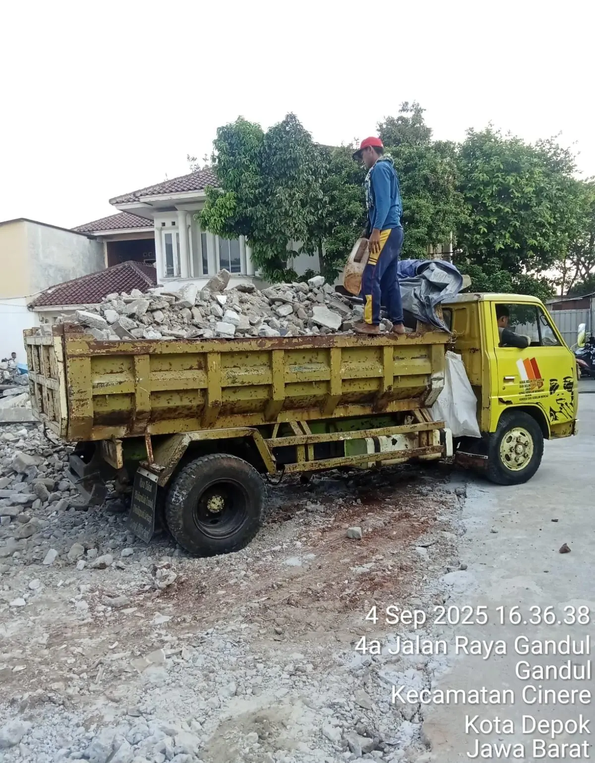 Pembuangan Puing Rumah